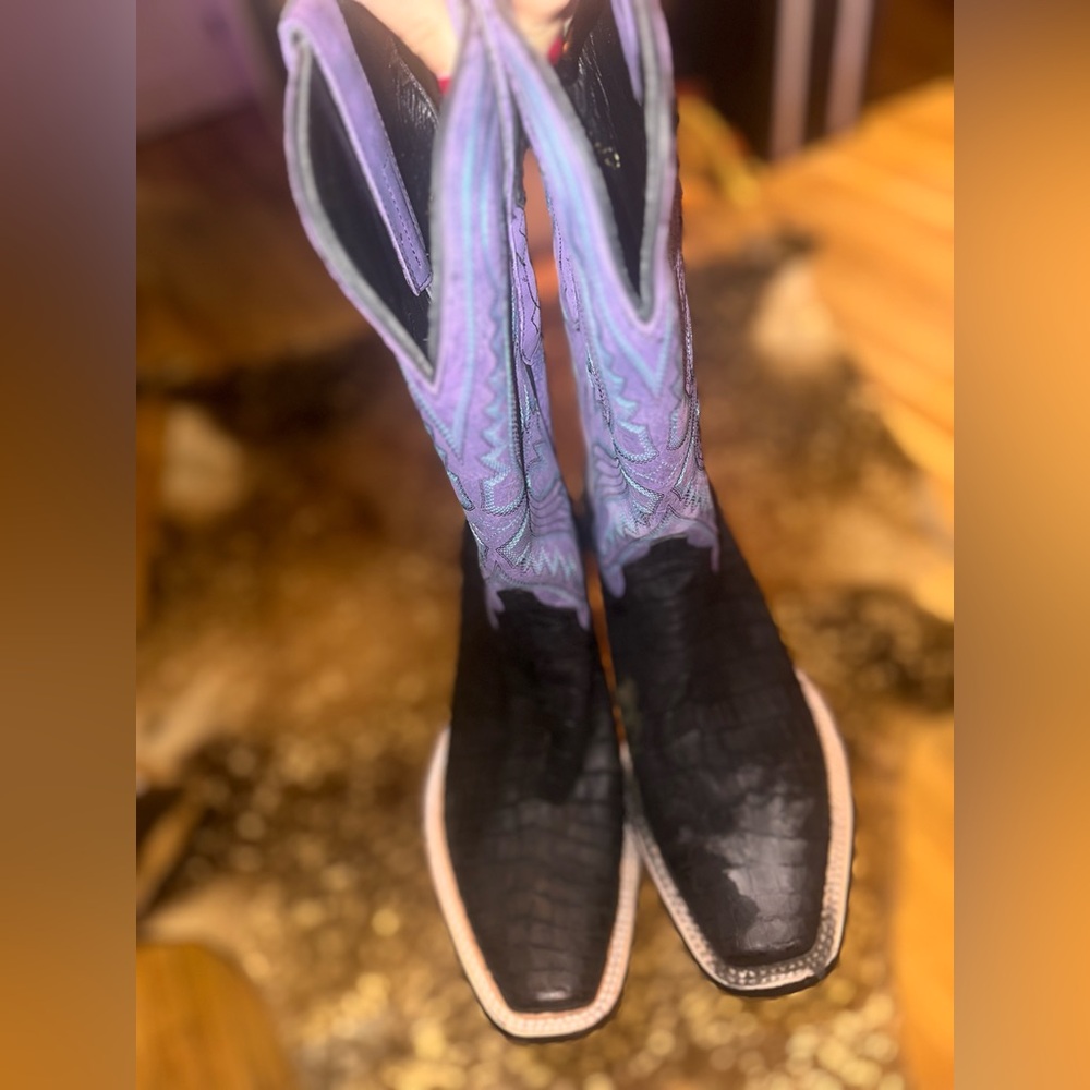 Custom Azulado Cowboy
Boots - Brand New,
Unique Design - Size 9 EE